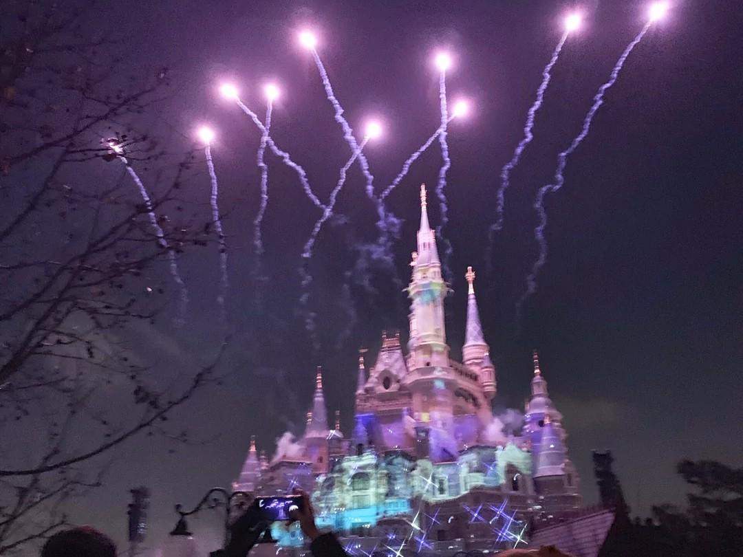 也是很多女生都想去的地方,使用迪士尼夜晚的城堡加上烟花作为背景