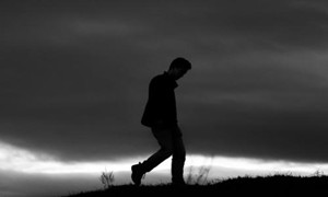 为什么闭上眼睛走路会东倒西歪