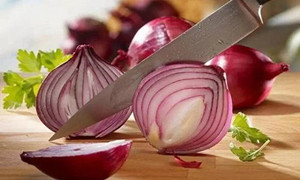 用以下哪种方法切洋葱，可以避免“泪流满面”