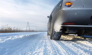 雪天行车路面会有不少前车行驶的轨迹最好