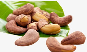 吃到腰果有哈喇味道有苦有辣还能继续吃吗